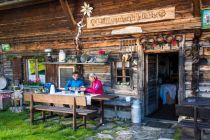 Einkehr auf der Heiligenbachhütte. • © Tourismusregion Nockberge GmbH, Franz Gerdl